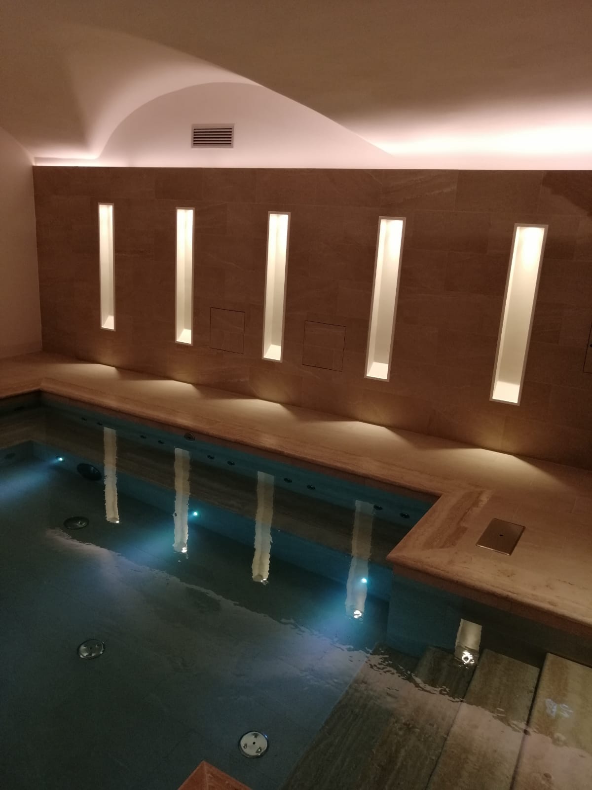 piscina idromassaggio centro benessere in hotel