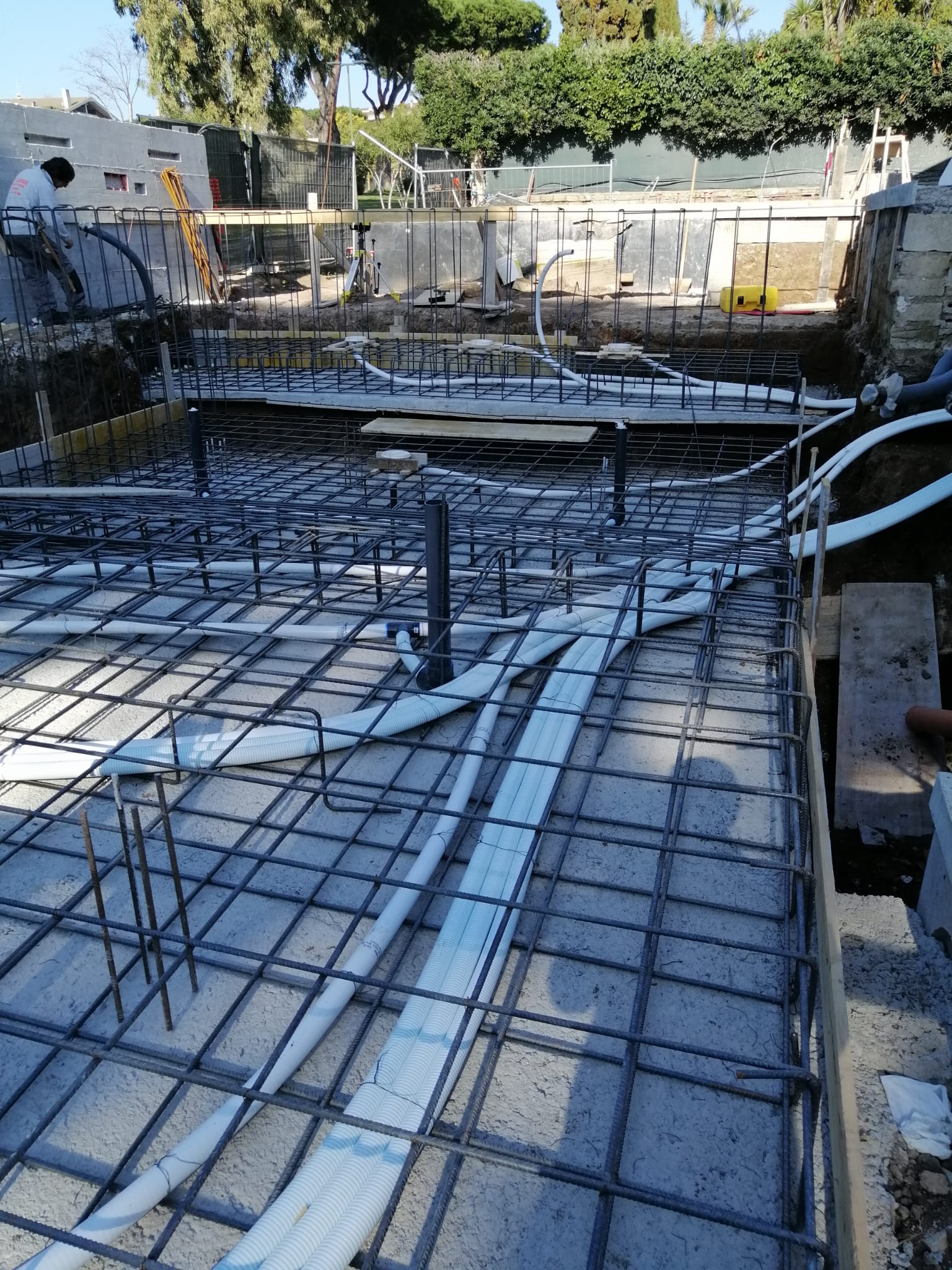 piscina in cemento con tapparella