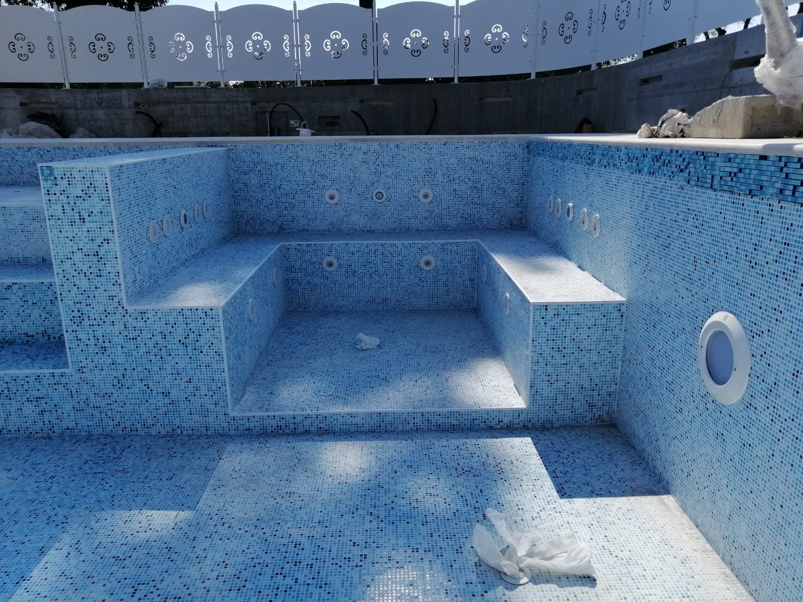 angolo relax piscina in cemento e mosaico