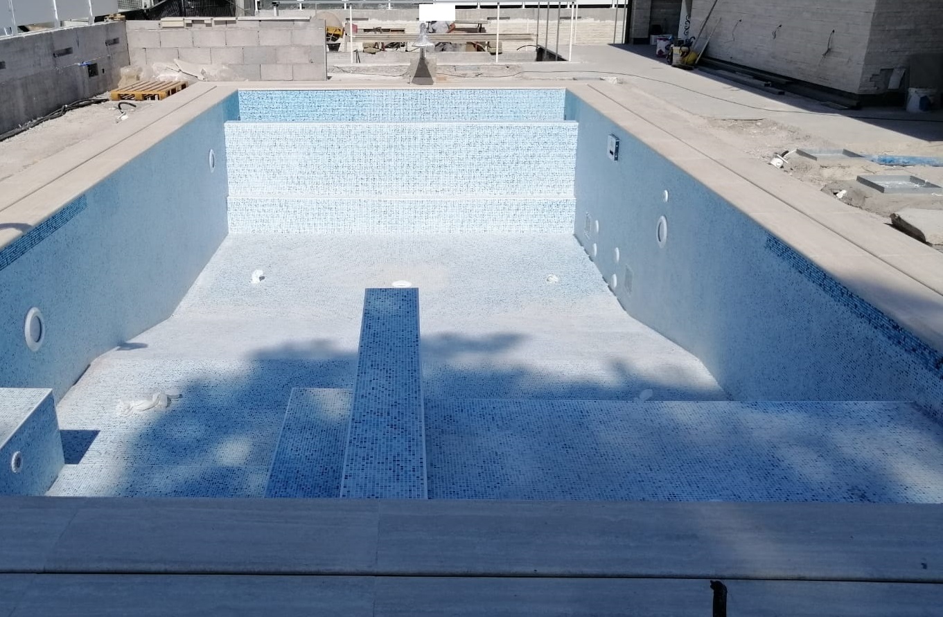 piscina in cemento con tapparella